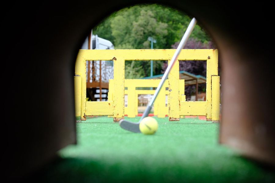 Un forat del minigolf amb el pal i la bola